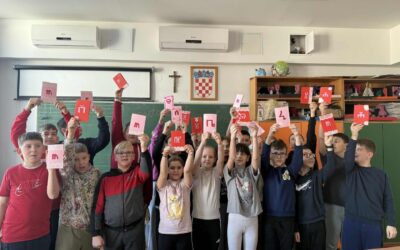 PETAŠI RAZVESELILI DJELATNICE ŠKOLE ČESTITKAMA NA GLAGOLJICI